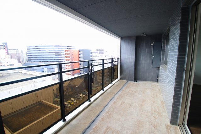 バルコニー　暖かな日差しのふりそそぐバルコニー