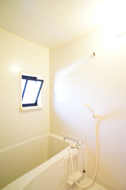バス・シャワールーム　バスルームには小窓があるので、通気性も良いです