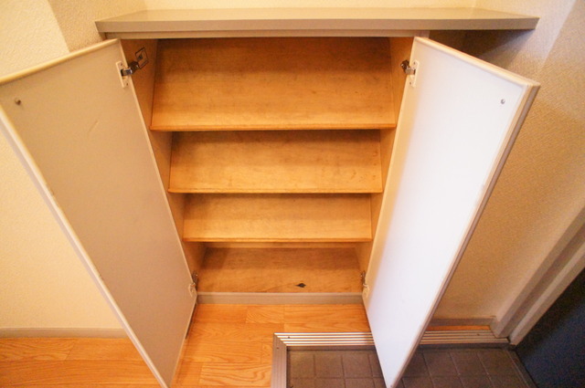 玄関　玄関にはシューズボックスが設置されています