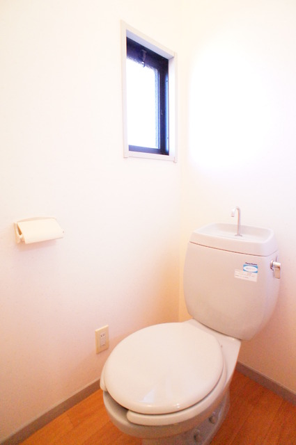 トイレ　トイレには窓があるので、定期的に換気を行えます