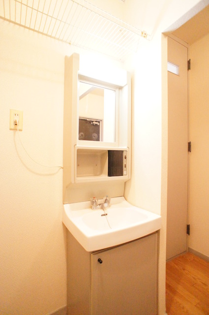 洗面設備　洗面台は人気の独立タイプです