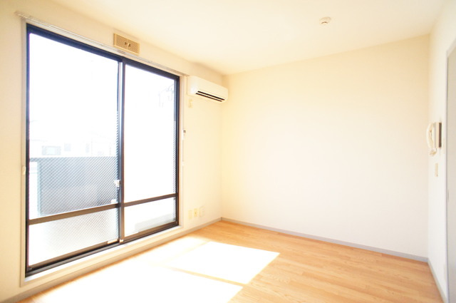 居室・リビング　６帖の洋室。大きな窓から明るい光が差し込みます。