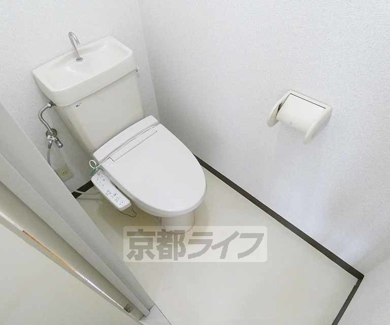 トイレ　ウォシュレットつき。