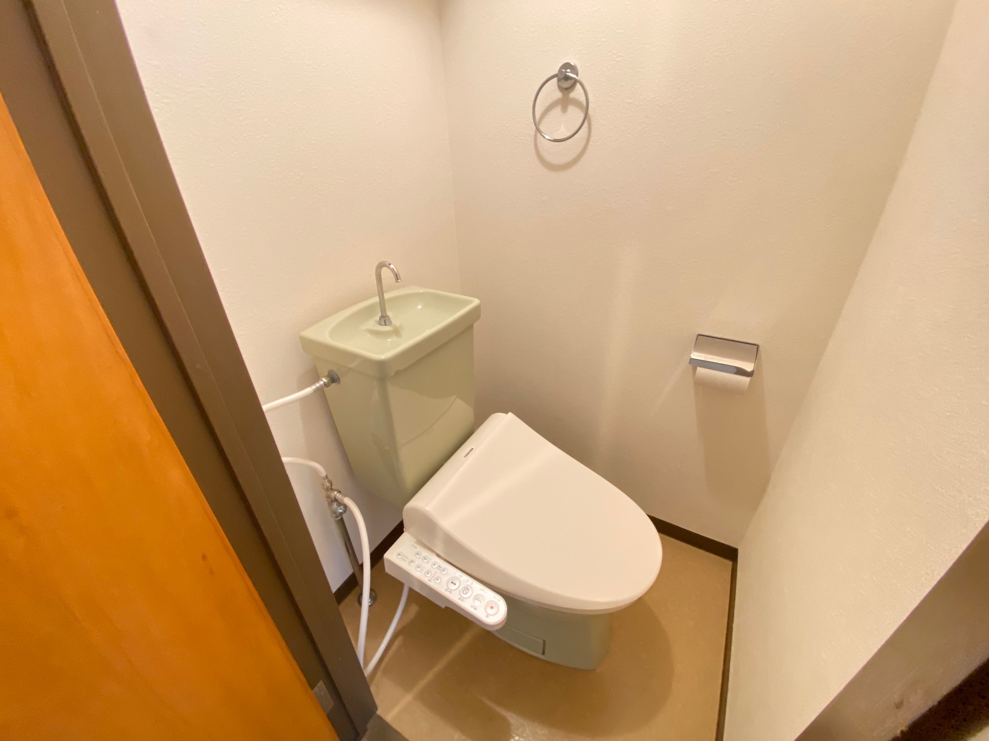 トイレ　温水洗浄暖房便座付き