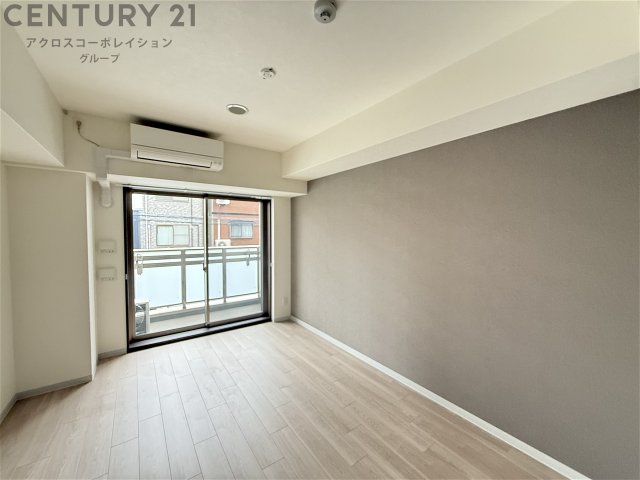 居室・リビング　エアコン設置済みの洋室！最上階角部屋で日当たり良好！