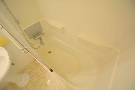 バス・シャワールーム　お風呂・トイレが一緒だとお部屋が広く使えますね。