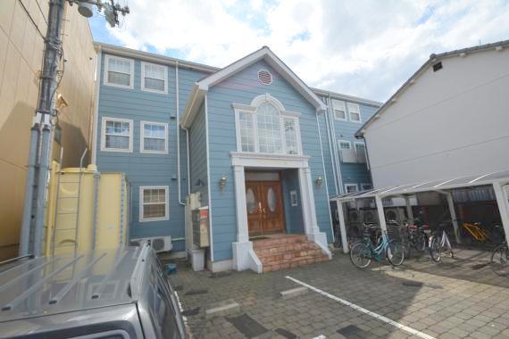 建物外観　閑静な住宅地にある、落ちついた色合いのキレイな建物です。