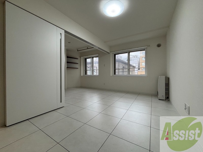 居室・リビング　白さが清潔感を出してくれます。お部屋も明るいですね。