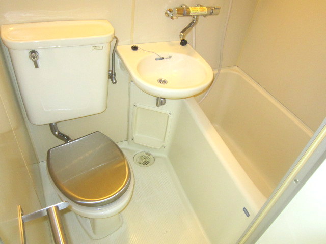 バス・シャワールーム　バストイレ同室！