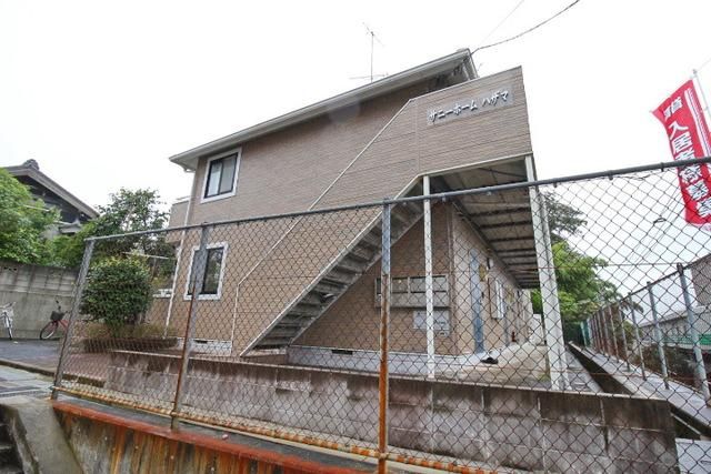 建物外観　高台にあります