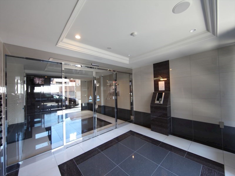 エントランス　エントランス　オートロック　宅配ＢＯＸ　防犯カメラ