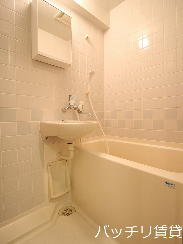 バス・シャワールーム　別号室タイプの為、現状を優先致します。