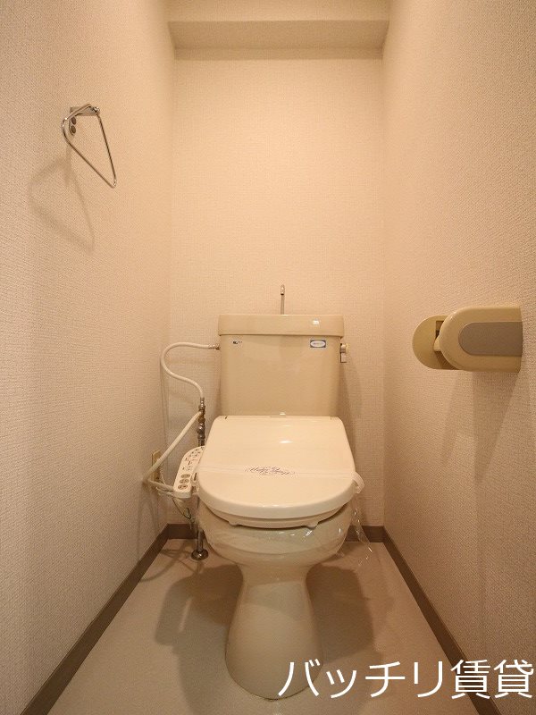 トイレ　別号室タイプの為、現状を優先致します。