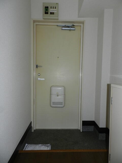 玄関　※写真は別部屋です。