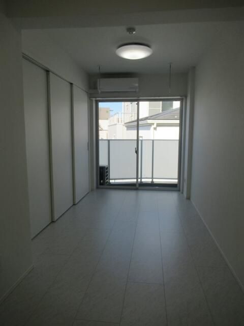 居室・リビング　明るい色合いのフローリング♪優しい雰囲気の室内です☆