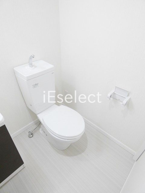 トイレ　シンプルなトイレにはウォシュレットを付けららえます