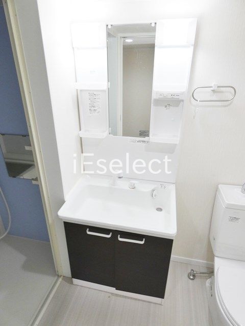 洗面設備　朝の身支度に便利な独立洗面台です