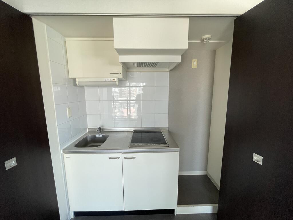 キッチン　扉で見えなくできるキッチンと冷蔵庫スペース