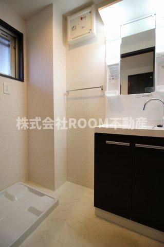 洗面設備　ゆったりとスペースのある洗面所