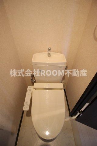 トイレ　落ち着いた色調のトイレです