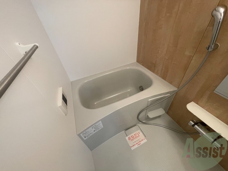 バス・シャワールーム　浴槽も広く、棚もありストレス無く使用出来そうですね。