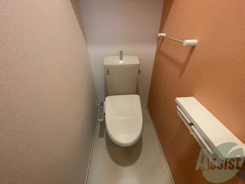 トイレ　温水洗浄便座付きのトイレは、使用しやすくうれしいですね。