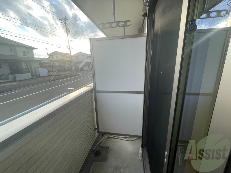 バルコニー　バルコニースペースも広く、洗濯物も問題なく干せそうですね。