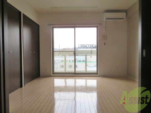 居室・リビング　日差しが差し込むお部屋は朝のお目覚めスッキリ爽快ですね。