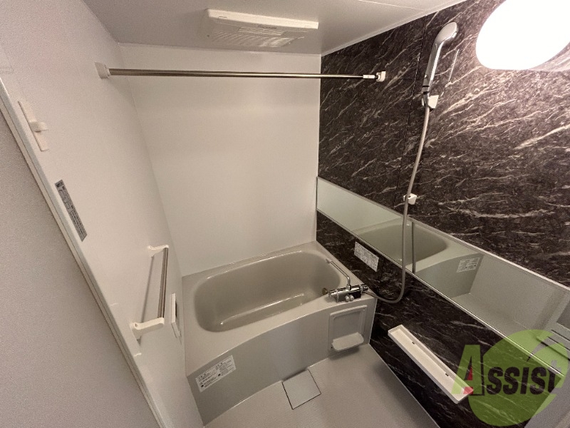 バス・シャワールーム　追い焚き機能が付いているのでいつでも温かいお風呂に入れますよ