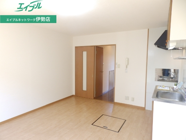 居室・リビング　同建物別部屋写真です