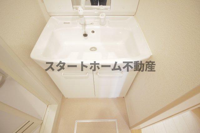 洗面設備　明るい洗面所です