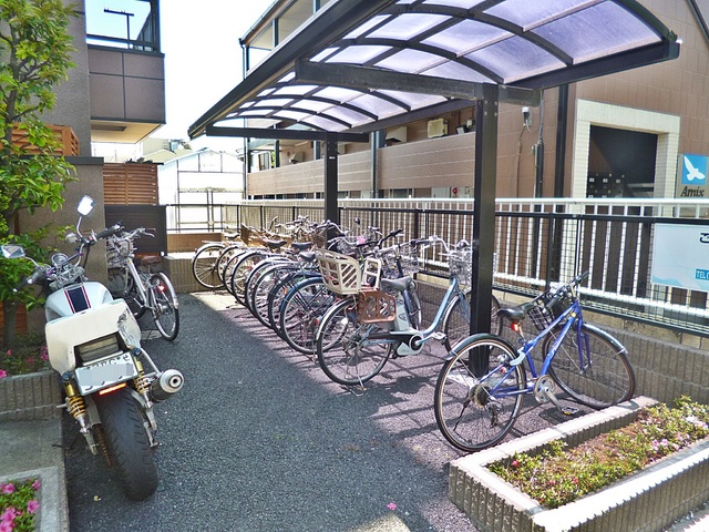 駐車場　屋根つきの駐輪スペース有ります♪