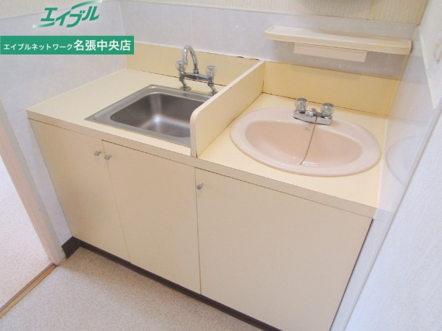 キッチン　写真は同物件・別室の写真です。