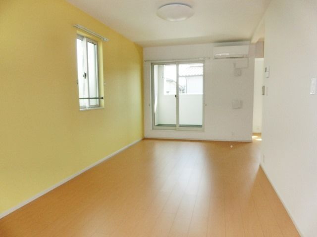居室・リビング　※角部屋のみ2面採光です※こちらの部屋には小窓はありません