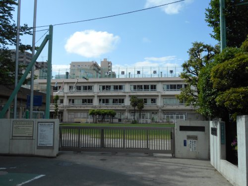 小学校　目黒区立下目黒小学校（小学校）まで617m