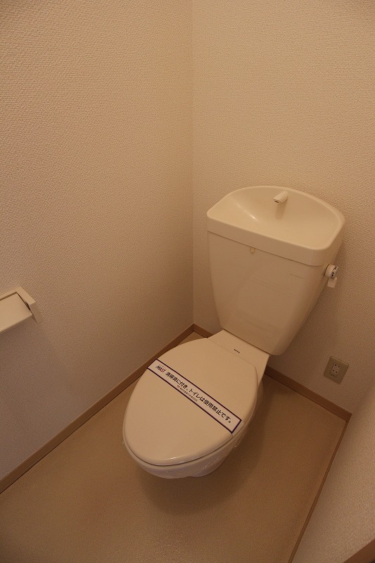 トイレ　トイレはダイニング横の独立したスペースにあります。