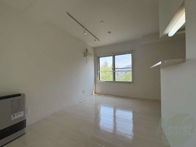 居室・リビング　木目のフローリングは落ち着きのある印象のお部屋になりますね。