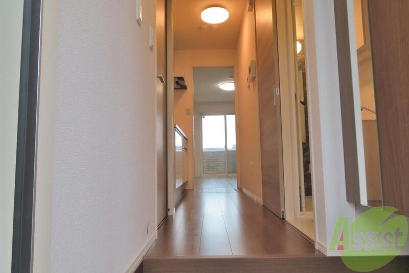 玄関　玄関からお部屋までは一直線な感じです。