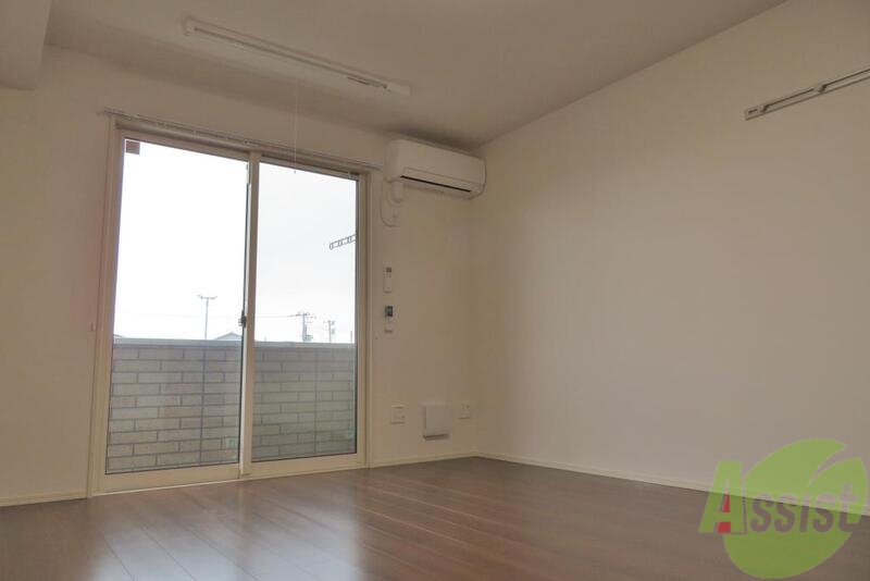 居室・リビング　シンプルな白を基調としたお部屋です。大きな窓が良いですね。
