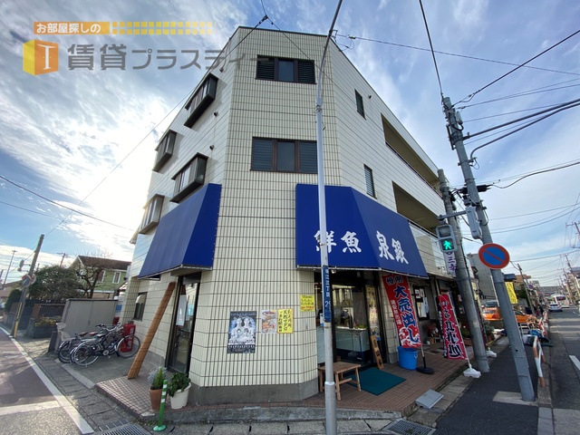 建物外観　１階には、美味しそうなお店が入っています。
