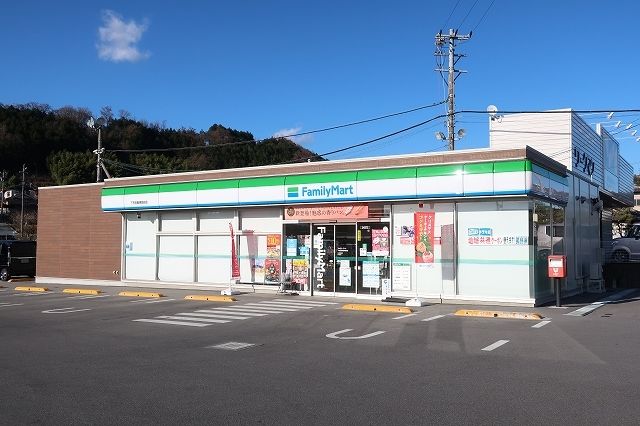 コンビニ　ファミリーマート（コンビニ）まで800m