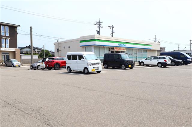 コンビニ　ファミリーマート金沢桜田町店（コンビニ）まで675m