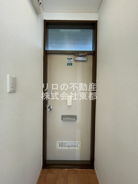 玄関　玄関側からも採光あり！いつでも明るい玄関周り！