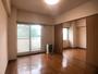 居室・リビング　日当たりが良くて心地よく過ごせそうなお部屋です。