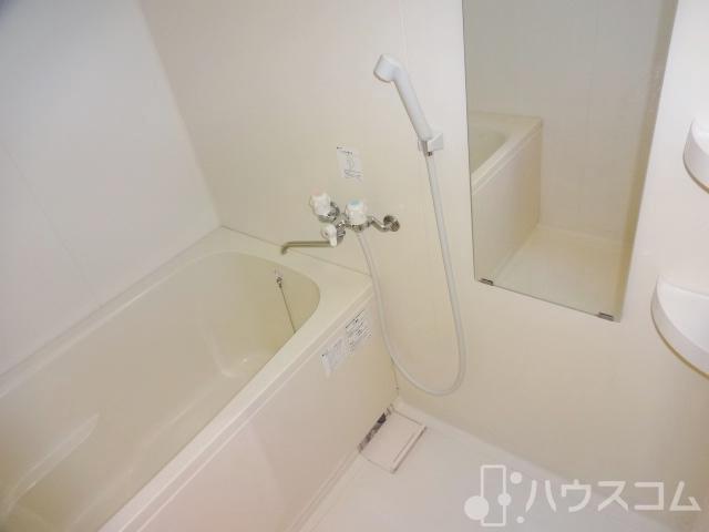 バス・シャワールーム　少し大きめのお風呂です！鏡も付いてます！