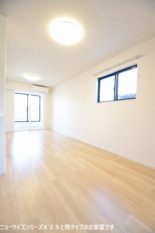 ソレイユIの居間写真