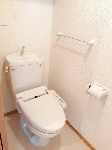 トイレ　落ち着いた色調のトイレです