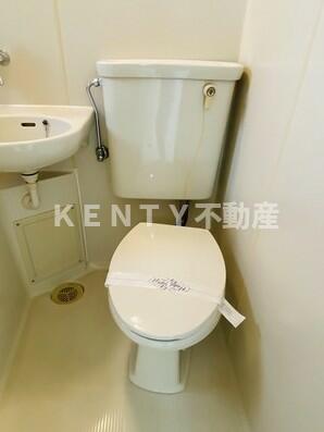 トイレ　落ち着いた色調のトイレです