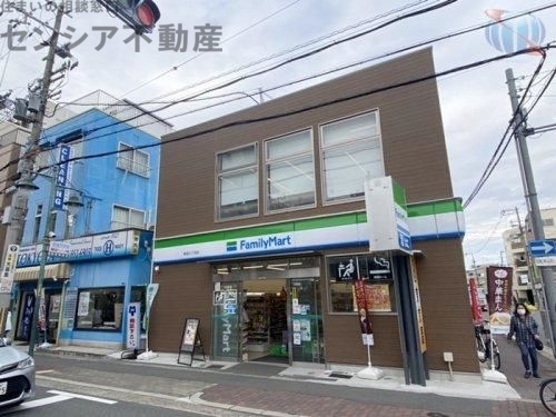 コンビニ　ファミリーマート新森三丁目店（コンビニ）まで70m