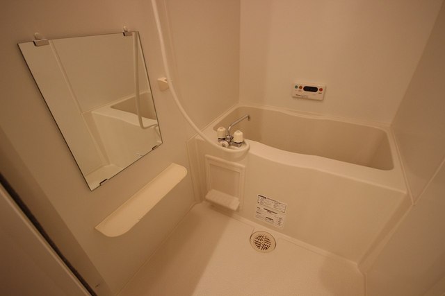 バス・シャワールーム　※同建物の別のお部屋の写真です。